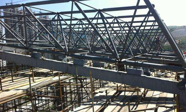 抚顺简述网架公司的黑色压型钢板的吊装步履